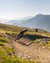 Ciclista su mountain bike su sentiero tortuoso in paesaggio montano