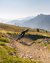 Ciclista su mountain bike su sentiero tortuoso in paesaggio montano