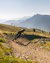 Mountainbiker fährt auf kurviger Strecke in bergiger Landschaft