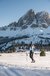Donna con ciaspole davanti a cime montuose innevate