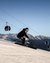 Skifahrer auf Piste mit Bergblick und Gondel im Hintergrund