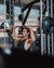 Mann trainiert Bankdrücken im Fitnessstudio mit Betreuer