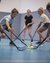Kinder spielen Floorball in der Halle mit Schlägern und Ball