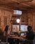 Zwei Frauen essen in einem gemütlichen Holzrestaurant mit Kerzenlicht