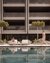 Persone al bordo piscina davanti a un edificio moderno