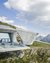 Piattaforma panoramica moderna sulle montagne con vista sulle cime e visitatori