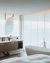 Modernes Badezimmer mit freistehender Badewanne und Doppelwaschbecken