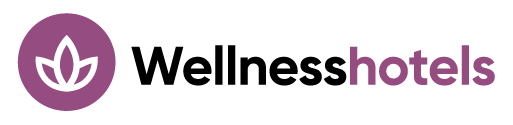 Wellnesshotels Logo mit lila Blüten-Symbol